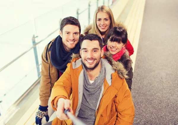 Glückliche Freunde machen Selfie auf Eisbahn — Stockfoto