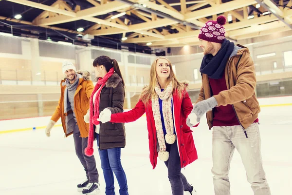 Amigos felices en pista de patinaje — Foto de Stock