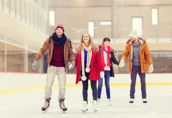 Amis heureux sur la patinoire — Photo