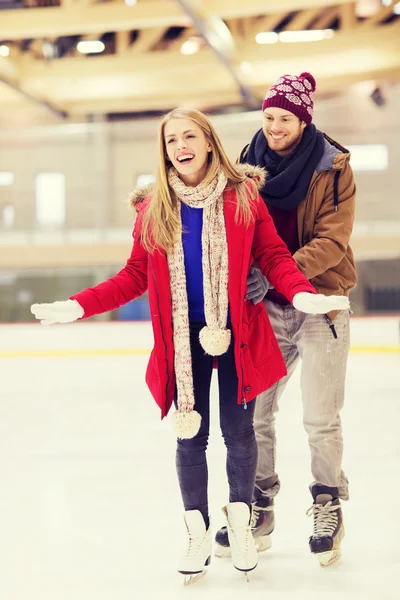 Couple heureux sur la patinoire — Photo