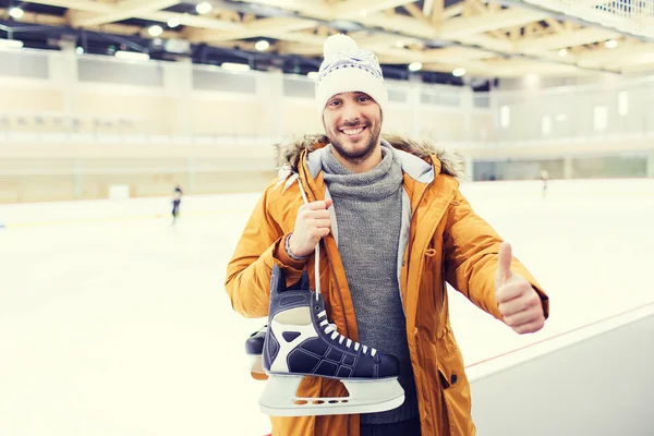 快乐的年轻男人出现拇指在溜冰场上 — 图库照片