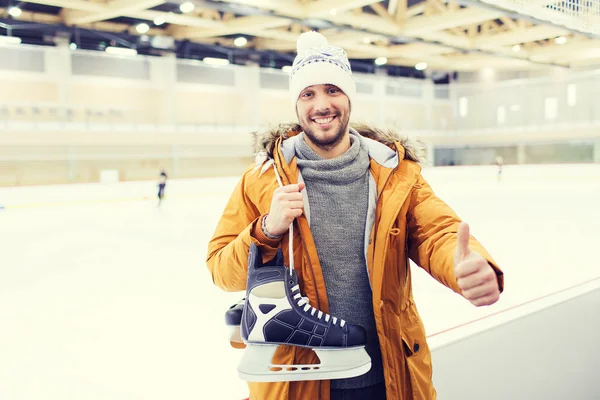 Feliz joven mostrando pulgares hacia arriba en pista de patinaje —  Fotos de Stock