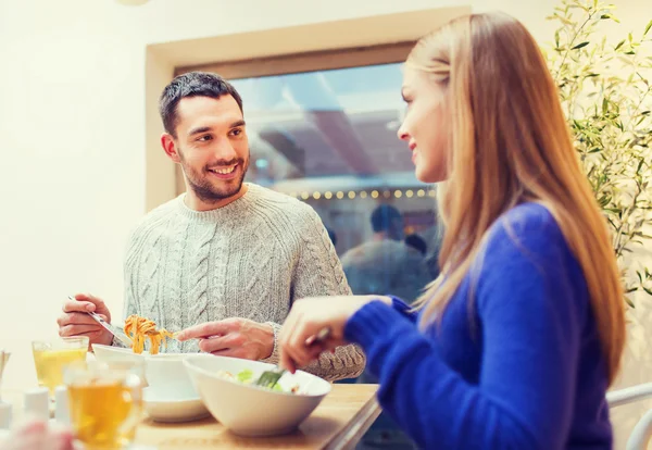 Lyckliga par möte och äter middag på café — Stockfoto