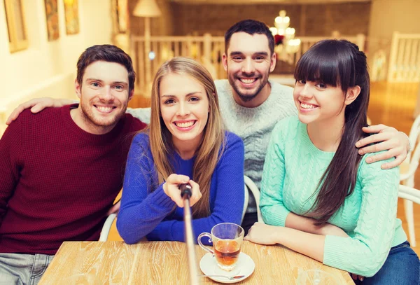 Grupp av vänner att ta bild med selfie stick — Stockfoto