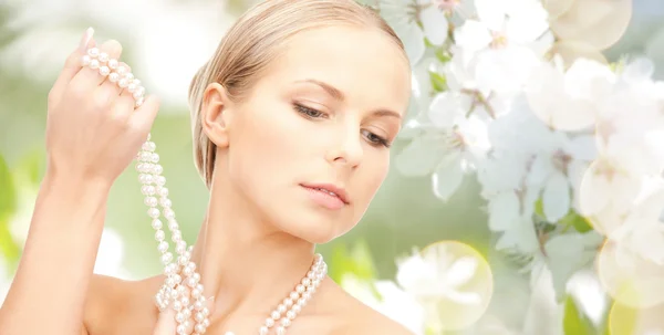 Mujer con collar de perlas —  Fotos de Stock