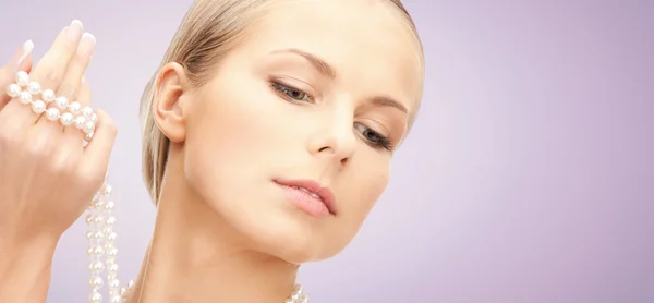 Beautiful woman with pearl necklace — Stock Photo, Image