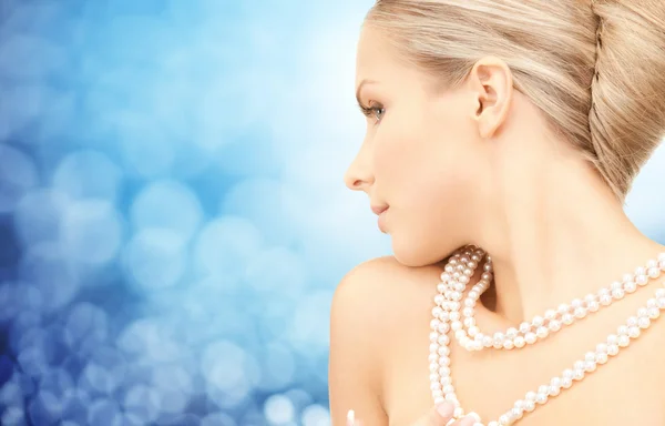 Vacker kvinna med sea pearl halsband — Stockfoto