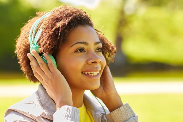 African woman in headphones listening to music — Stock Photo, Image