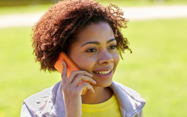 Mulher africana feliz chamando no smartphone ao ar livre — Fotografia de Stock