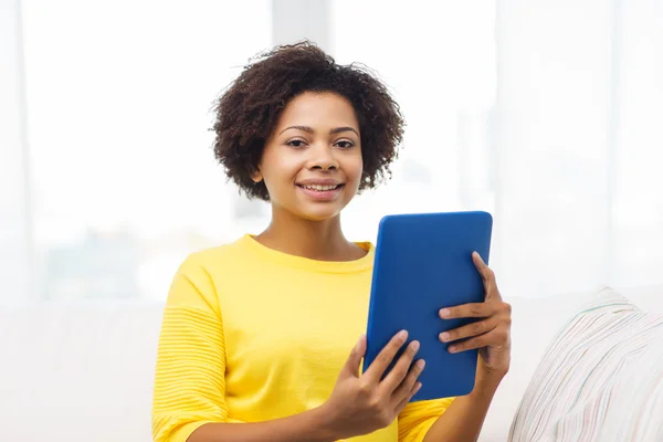 幸福的非洲裔美国女人与平板电脑 — 图库照片