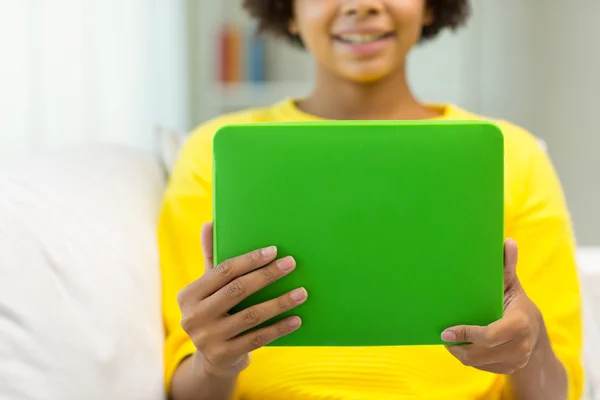 Gelukkig african american vrouw met tablet pc — Stockfoto