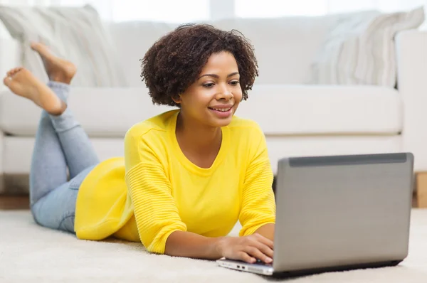 Mujer afroamericana feliz con el ordenador portátil en casa — Foto de Stock