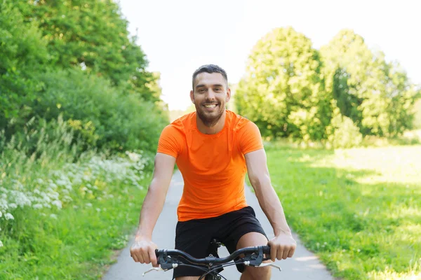 Jovem feliz andar de bicicleta ao ar livre — Fotografia de Stock