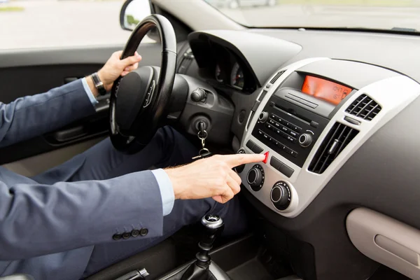 Közelkép a férfi vezetésre, autó- és segélyhívó gomb megnyomásával — Stock Fotó
