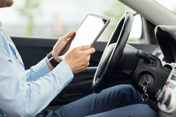 Primer plano de hombre joven con tablet PC coche de conducción — Foto de Stock