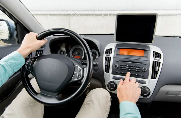 Primo piano di giovane uomo con tablet pc guida auto — Foto Stock