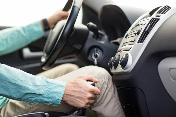 Nahaufnahme eines jungen Mannes, der Auto fährt — Stockfoto