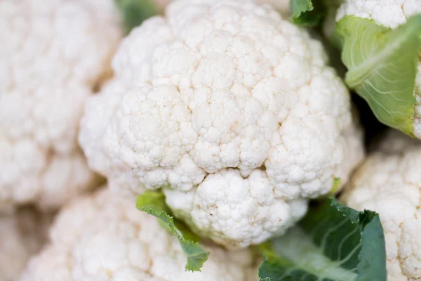 Nahaufnahme von Blumenkohl auf dem Wochenmarkt — Stockfoto