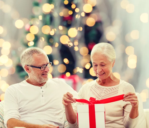 Gelukkige senior paar met de doos van de gift — Stockfoto