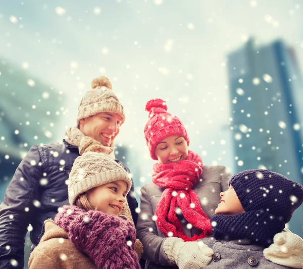 In de winterkleren buitenshuis en gelukkige familie — Stockfoto