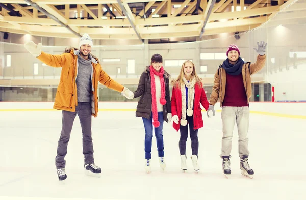 Glückliche Freunde auf der Eisbahn — Stockfoto