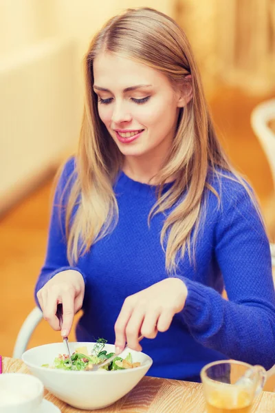 Gelukkig jonge vrouw met diner in restaurant — Stockfoto