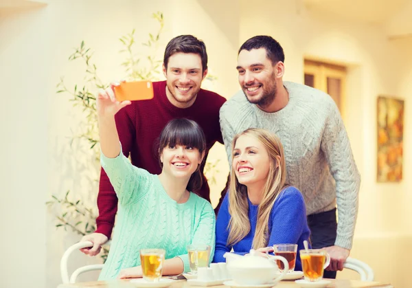 Gruppo di amici che scattano selfie con smartphone — Foto Stock