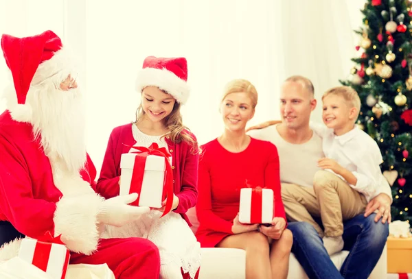 Usmívající se rodina s santa claus a dary doma — Stock fotografie