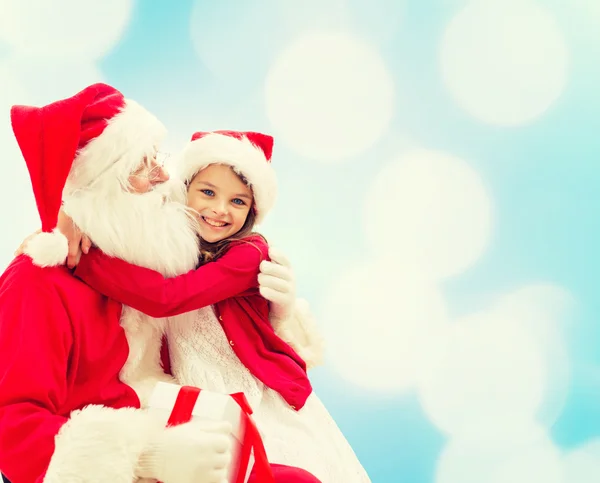 Lächelndes kleines Mädchen mit Weihnachtsmann — Stockfoto