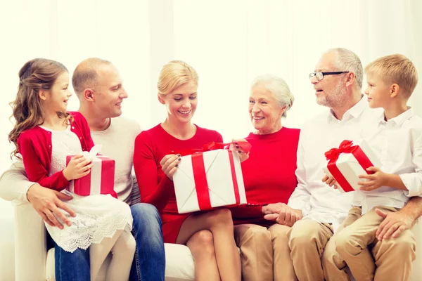 Lachende familie met geschenken thuis — Stockfoto