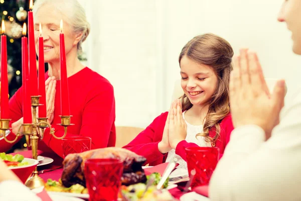 Lächelnde Familie beim Weihnachtsessen zu Hause — Stockfoto