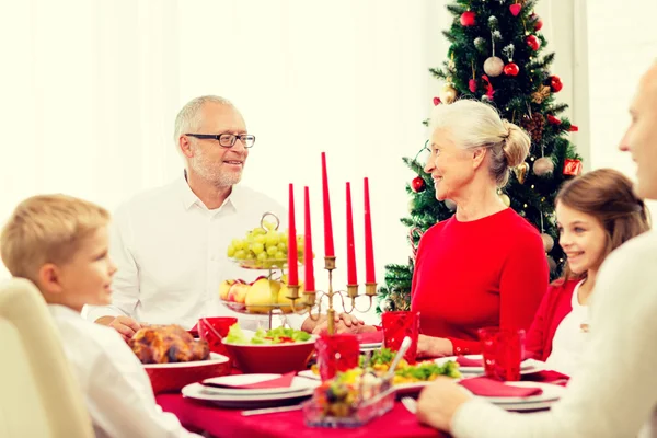 Leende familj att ha semester middag hemma — Stockfoto