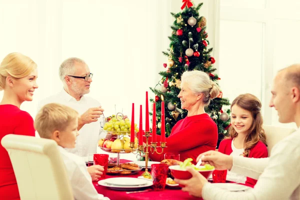 Leende familj att ha semester middag hemma — Stockfoto