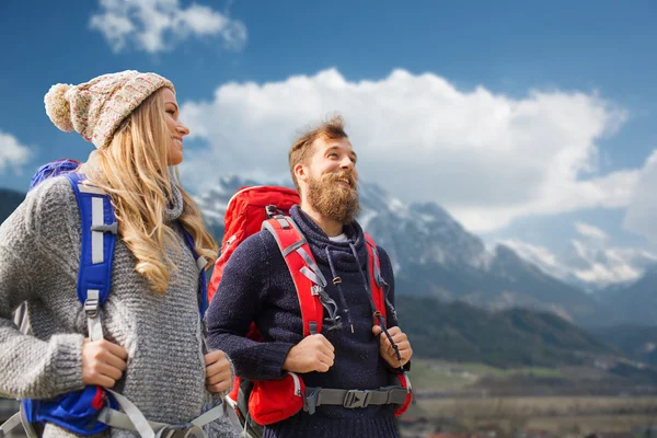 Happy couple with backpacks hiking over mountains — Stock Photo, Image