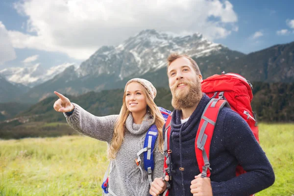 Dağların üzerinden hiking sırt çantaları ile mutlu çift — Stok fotoğraf