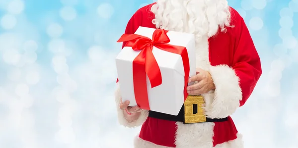 Close up of santa claus with gift box — Stock Photo, Image