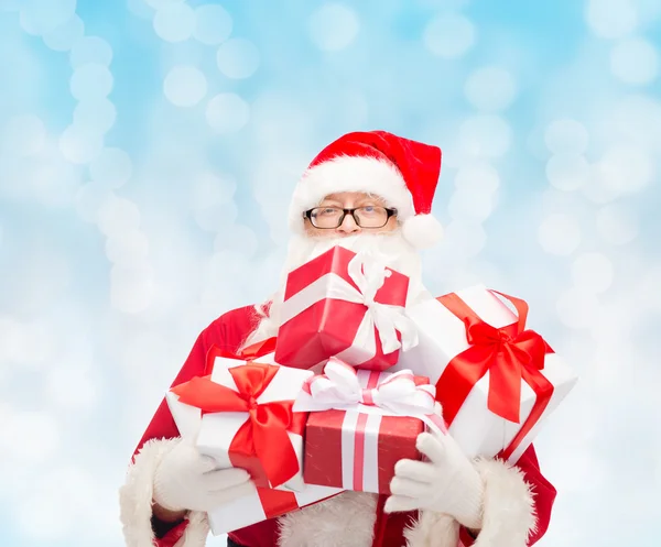 Hombre disfrazado de santa claus con cajas de regalo — Foto de Stock