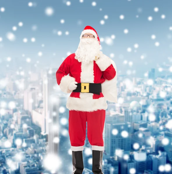 Mannen i kostym jultomten med väska — Stockfoto