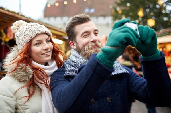 Pareja tomando selfie con smartphone en el casco antiguo — Foto de Stock