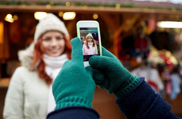 Пара фотографируется со смартфоном в старом городе — стоковое фото
