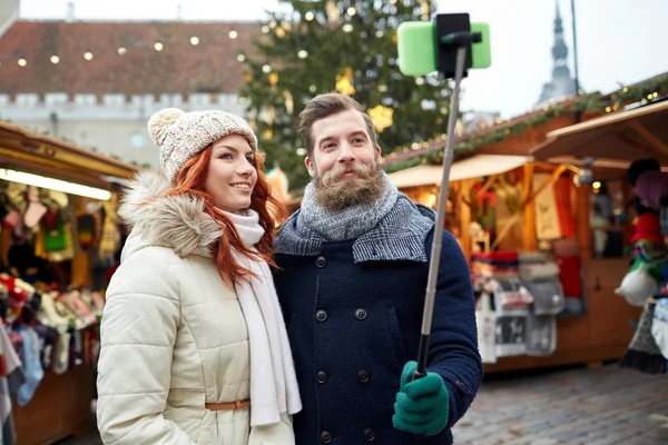 Paar nemen selfie met smartphone in de oude stad — Stockfoto