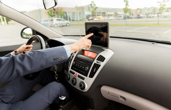 Uomo con tablet pc guida auto — Foto Stock