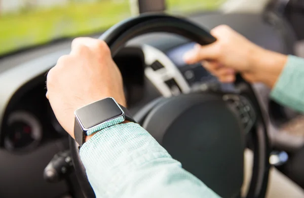 Uomo con orologio da polso guida auto — Foto Stock