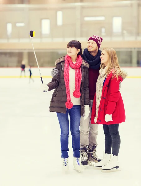 Amigos felizes com smartphone na pista de patinação Fotos De Bancos De Imagens Sem Royalties