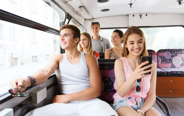 Amigos adolescentes felizes viajando de ônibus — Fotografia de Stock