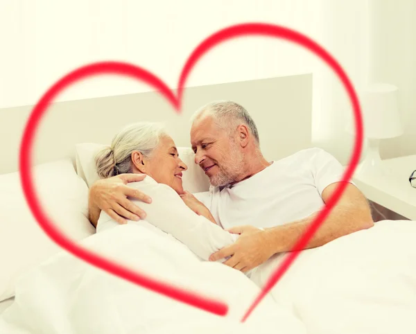 Heureux coupleur aîné couché dans mauvais à la maison — Photo