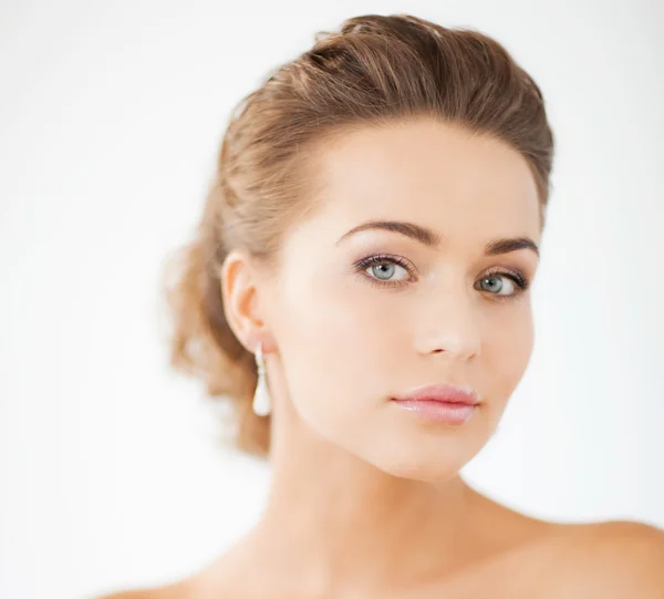 Woman with diamond earrings — Stock Photo, Image