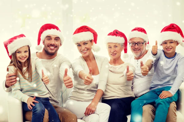 Famiglia felice seduta sul divano a casa — Foto Stock