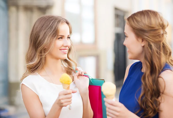 Frau mit Einkaufstüten und Eis in der Stadt — Stockfoto