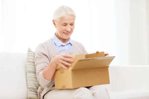 Happy senior kvinna med skifte låda hemma — Stockfoto